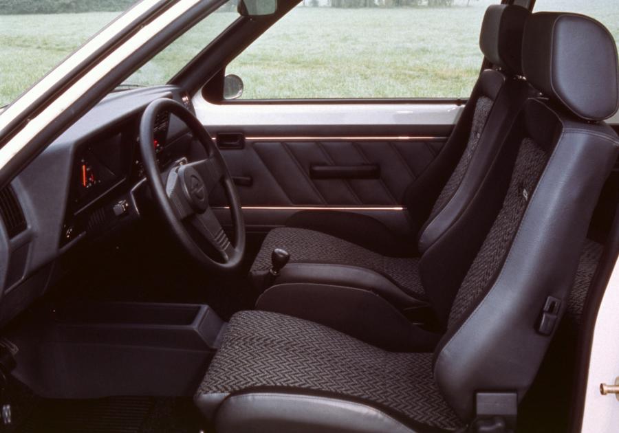 Интерьер Opel Kadett SR 3-Door 1979 года  (фото 12 из 14)